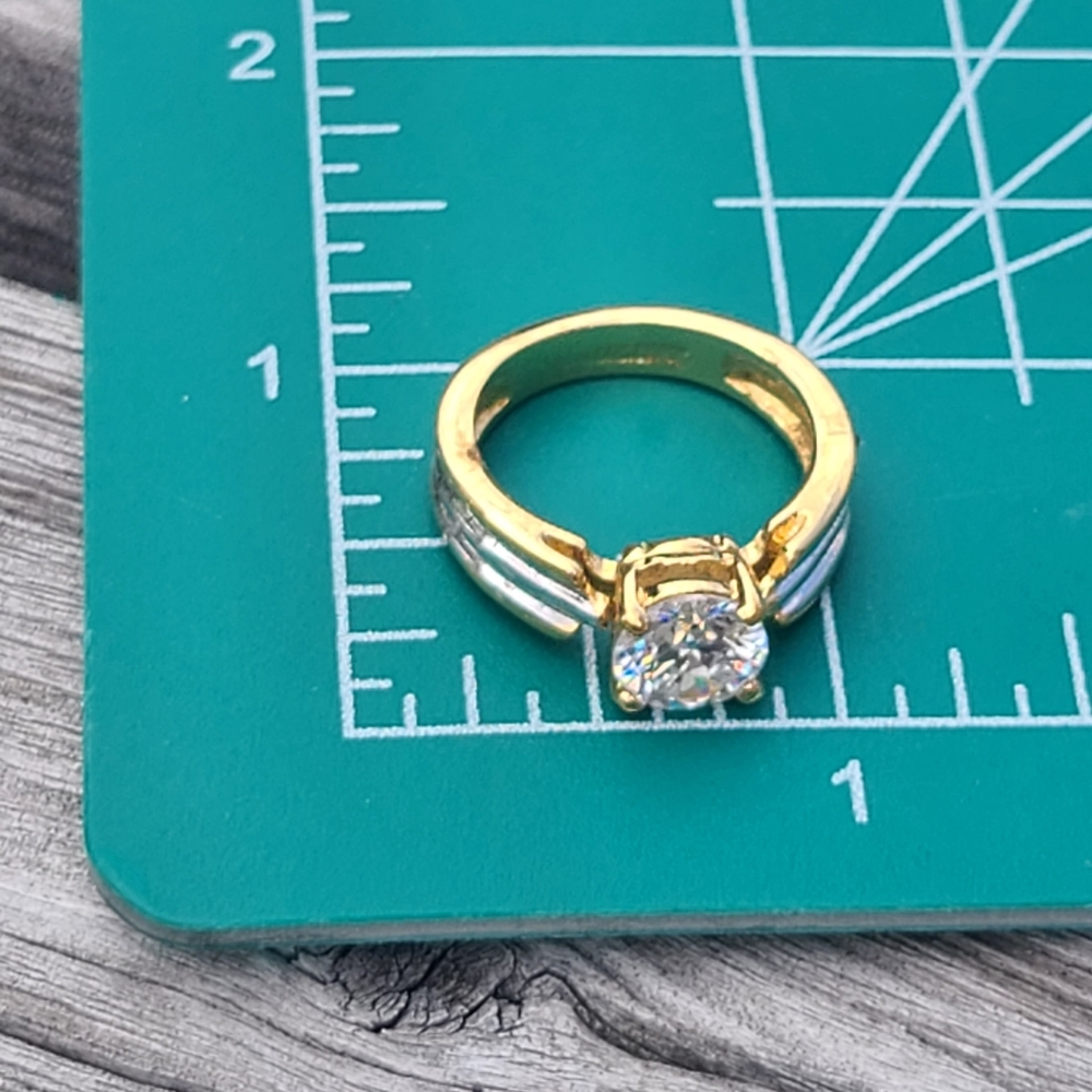90's Style ladies gold ring size 7.5 - Picture 8 of 12